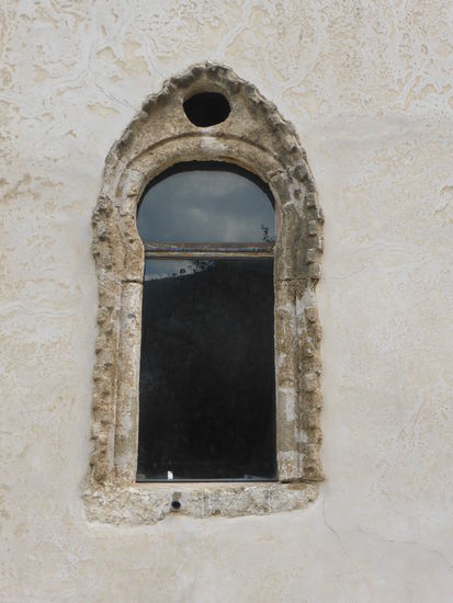 die Fensterumrahmunghat fast schon mozarabische Züge