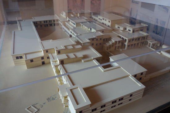 im Modell wirkt der Palast ausgesprochen modern - der Viereck-Kasten-Stil, der heute bei Wohnhäusern wieder bevorzugt wird, mir aber nicht gefällt.