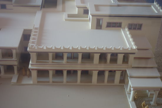 ob aus den minoischen Stierhörnern am Dachrand später die Zinnen auf Burgmauern wurden?