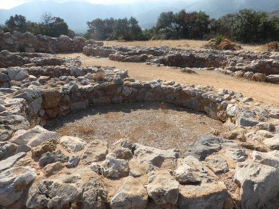 in der äußersten Südwestecke (a) des Gebäudes kann man die Grundmauern von acht kreisrunden Getreidespeichern sehen