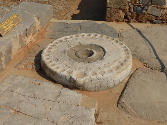 In der Südwestecke des Hofs ist der berühmte Kernos (b), ein Opferstein, in den Boden eingelassen. Der runde Kalkstein hat einen Durchmesser von 90 cm und weist 34 kleine Vertiefungen an seinem Außenrand auf. Vermutlich wurden hier landwirtschaftliche Produkte als Dank für Fruchtbarkeit und Ernte geopfert.