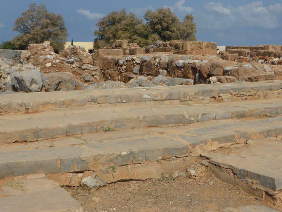Grundmauern von Thron und Altar sind noch zu erkennen