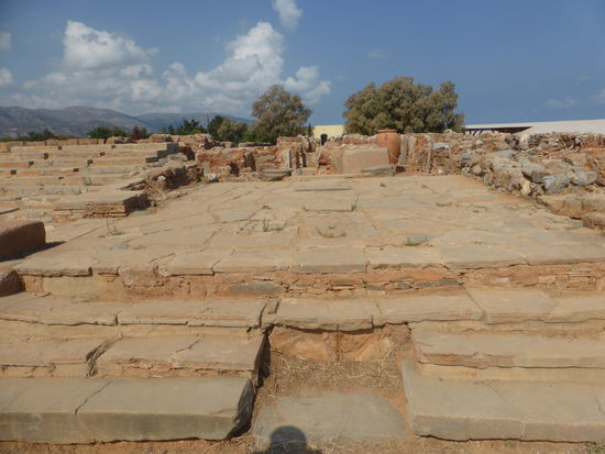 von der Loggia und dem zum Mittelhof hin offenen Saal (c) aus konnte der Herrscher die Zeremonien und Veranstaltungen im Mittelhof verfolgen.