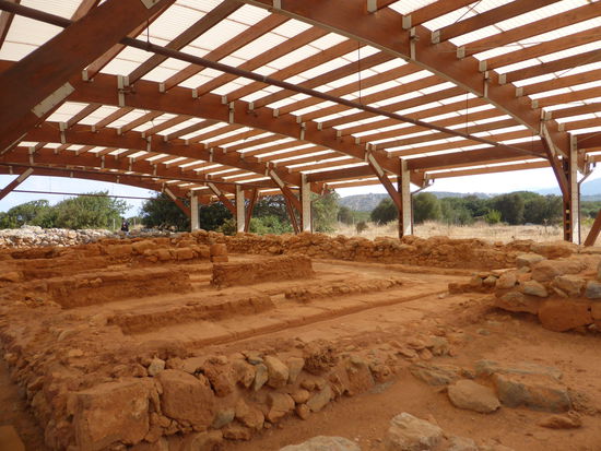 auf der Ostseite des Zentralhofes (d) lagen die langen, schmalen Räume, die als Kornspeicher dienten