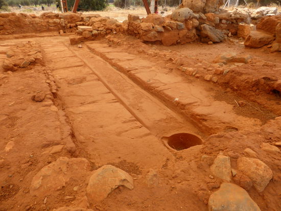 im Boden eines jeden Raumes sind Rinnen und ein eingelassenes Gefäß (vorne) zum Auffangen von verschüttetem Öl, Wein oder Honig