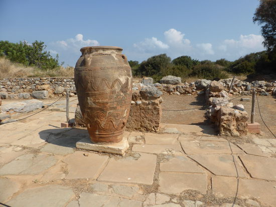 im Nordhof (e) befinden sich noch zwei große Pithoi