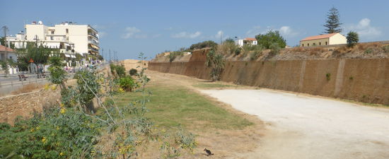 außerhalb der Stadt-Befestigung liegt unser Parkplatz