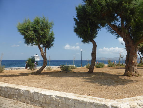 das Kreuzfahrtschiff liegt weit draußen vor dem Hafen