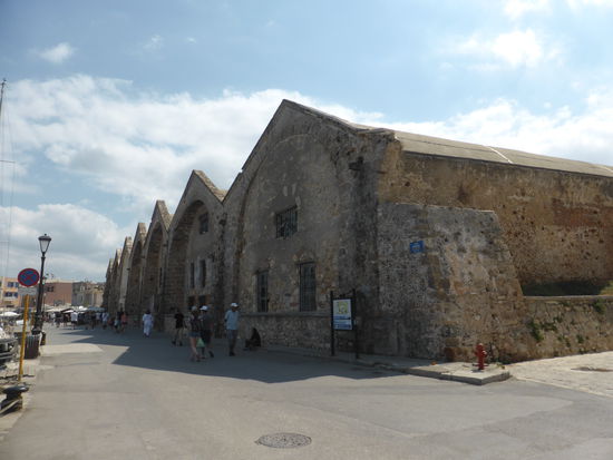 in einzelnen Arsenalen ist inzwischen wieder Betrieb - sei es ein Lokal, eine Ausstellung, eine Werkstatt oder auch ein Souvenirladen