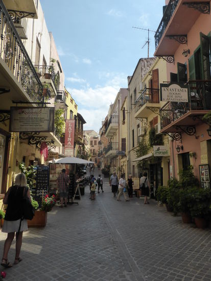 hier liegen die ruhigeren Pensionen und Läden