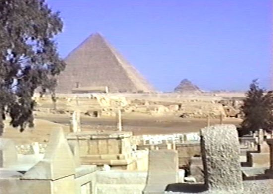 im Hintergrund - die Mykerinos-Pyramide - sie ist die kleinste der drei Pyramiden (62 m). Erbauer war König Mykerinos (um 2600 v. Chr.).