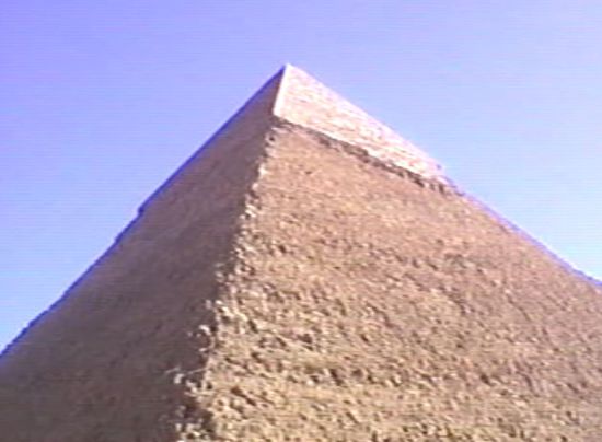 an der Spitze dieser Pyramide sind noch Reste der Platten zu erblicken, die früher alle Stufen der Pyramiden von Gizeh bedeckten.