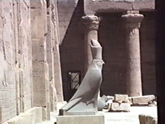 Links steht die große Falkenfigur mit der Doppelkrone.