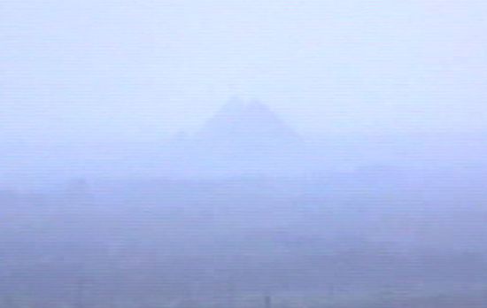 auch wenn es etwas diesig ist, so dass man die Pyramiden von Gizeh nur erahnen kann