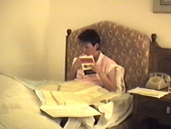 Meine Frau studiert den Reiseführer und die Straßenkarte. - ein Navi kannten wir noch nicht!