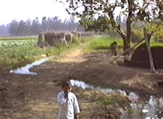 manche Ableitungsgräben sind gerade per Hand ausgehoben