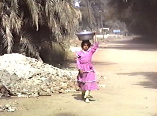 die weibliche Bevölkerung erledigt den Transport weitgehend auf dem Kopf