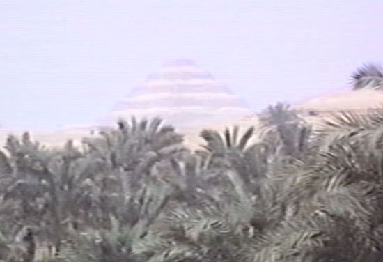 die Stufenpyramide liegt wieder einmal fast völlig im Dunst