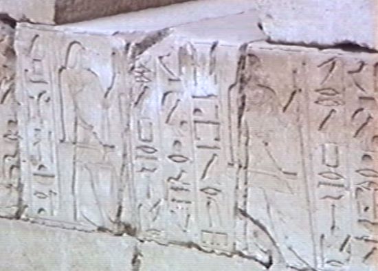 die Hieroglyphenreliefs auf den äußeren Blöcken sind bereits imposant