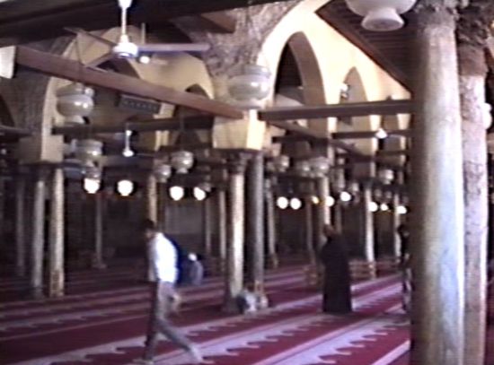 das neunschiffige Sanktuarium mit 140 Marmorsäulen