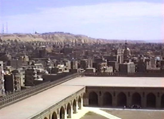 im Hintergrund der Mokattam, das Gebirge Kairos