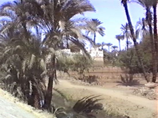 nur ab und zu taucht ein interessantes Gebäude auf