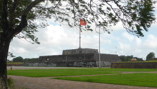 Direkt am Parfumfluß liegt der Flaggenturm, der noch auf Kaiser Gia Long zurückgeht. Der Unterbau besteht aus drei Terrassen. Auf der obersten waren Unterstände für Kanonen. Am mehr als 20 hohen Fahnenmast wehte während der Kaiserzeit die Herrscherfahne
