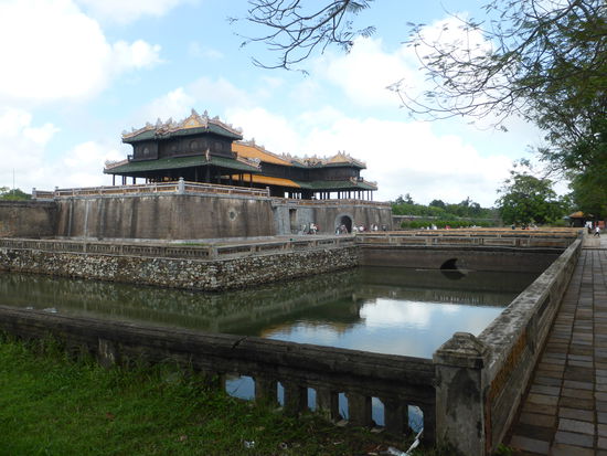 das Mittagstor ist das Haupteingangstor, zu welchem drei Brücken führen - die mittlere Brücke und das mittlere Tor waren dem Kaiser vorbehalten.