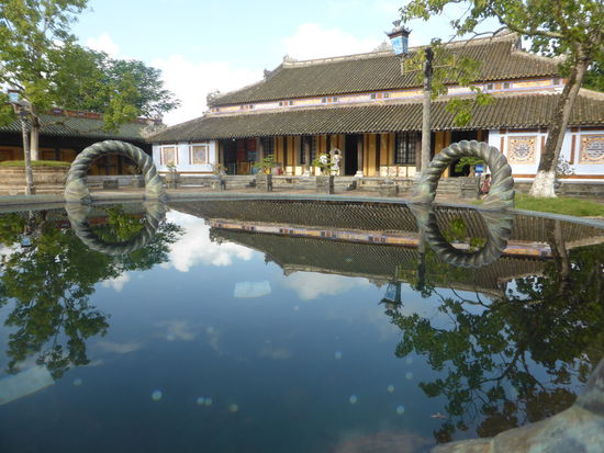 läßt das Spiegelbild des Gebäude dahinter gut wirken