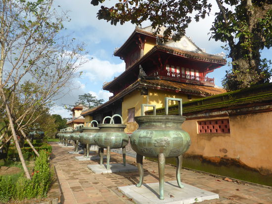vor dem Pavillon der berühmten Seelen stehen die dynastischen Urnen