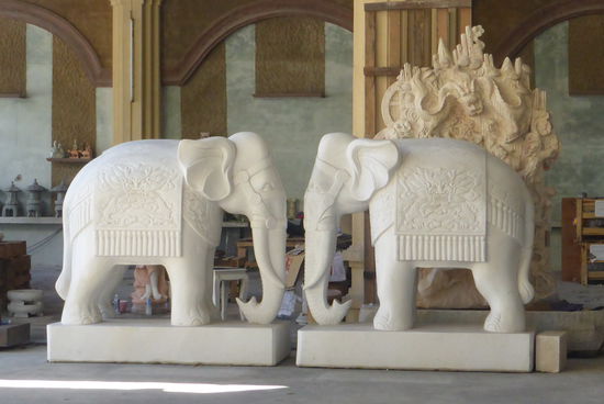 aber was sollen wir etwa mit zwei Marmorelefanten im Garten?