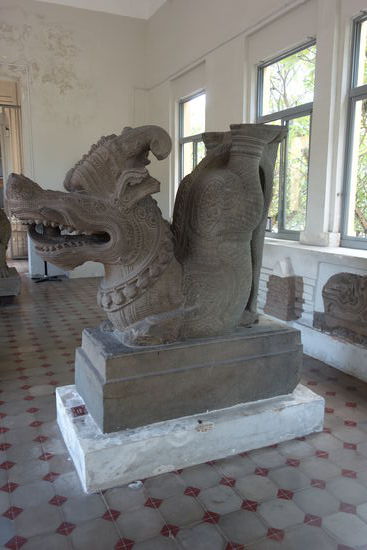 Drache - genannt Makara mit einem Kopf eines Drachen, dem Körper eines Löwen und Haut und Schwanz wie eine Schlange - Cham-Skluptur