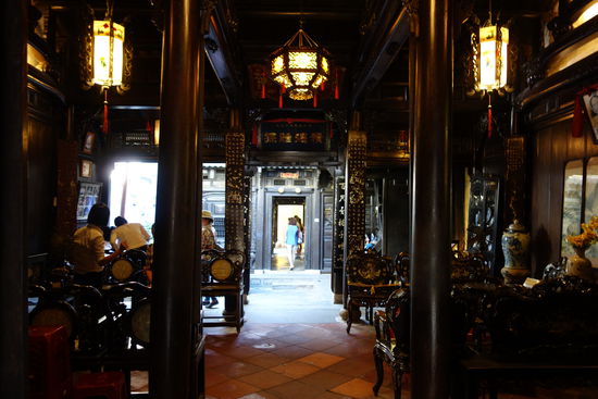 80 Säulen aus sog. Eisenholz und ein Marmorfundament verleihen dem 8-Generationenhaus Stabilität.