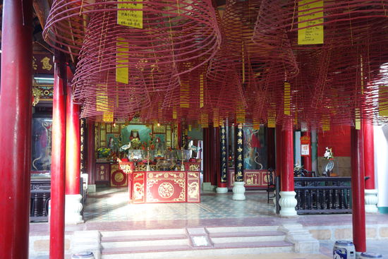 auch hier begegnen wir wieder den Räucherspiralen, die wir schon in Saigon bewundert haben