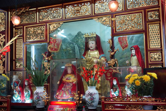 Thien Hin prächtigem Gewand - flankiert von ihren Helfen.