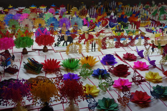 Briefkarten, die aufgefaltet die diversesten Motive zeigen - vom Baum bis zum Dom, vom der Torte bis zum Tannenbaum