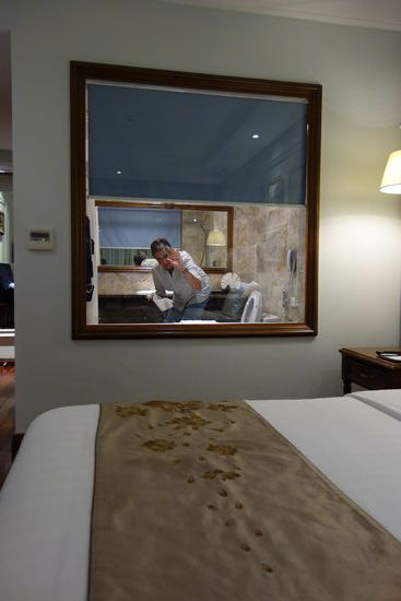 interessant - das Innenbad hat eine Fensterscheibe zum Zimmer