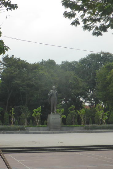 auch die Ho Chi Min Statue sehen wir nur im Vorbeifahren