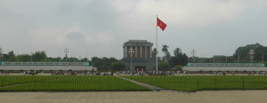 am Mausoleum stehen die Menschen Schlange, um am Grab von Ho Chi Min im Gänsemarsch vorbei defilieren zu können