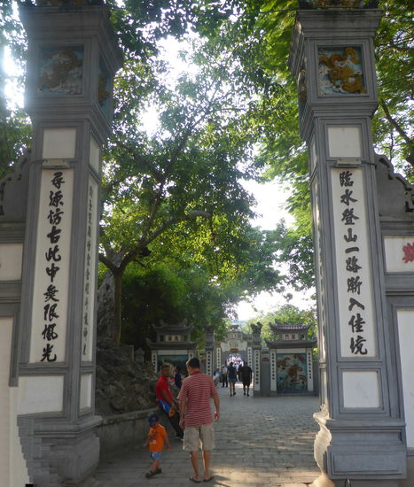 der Eingang erfolgt durch das mit Kalligrafien verzierte Tor der Schrift