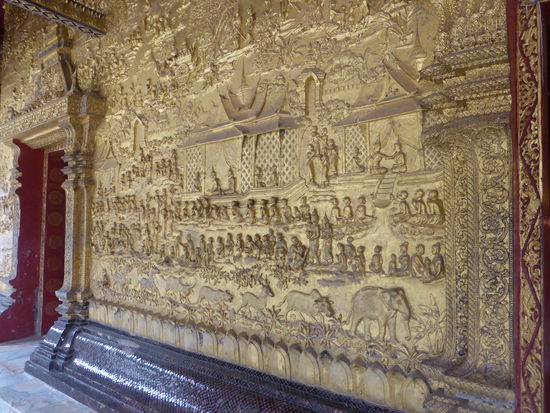 das vergoldete Bas-Reliefs bedeckt den gesamten Eingangsbereich - es stellt Szenen von der vorletzten Inkarnation Buddhas dar