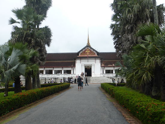 der „Goldene Palast" (ho kham) weist laotische und französische Stilelemente auf: Von weitem schon erkennt man den Treppenaufgang aus weißem Marmor. Im Giebelfeld darüber thront der dreiköpfige Elefant, das Symbol des Königreichs Lane Xang, umrankt von den 15 Schutznagas Luang Prabangs.