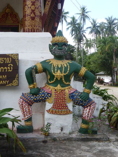 das Säulenportal des sim wird von Ravana (Bild oben) und Hanuman (Bild unten) flankiert