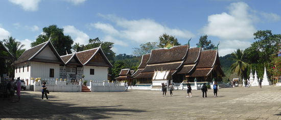 die Ordinationshalle (sim) im Zentrum der Anlage gilt mit ihrem weitschweifigen Staffeidach als Musterbeispiel des Luang-Prabang-Stil