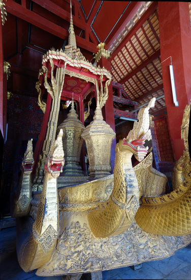 Die Verstorbenen werden in Embryonalstellung in den großen Gefäßen solange aufbewahrt, bis sie zur Kremation zum Vat gebracht werden. König Sisavangvong wurde 1960, ein Jahr nach seinem Tod, kremiert und seine Asche erst 1965 im Vat That Luang beigesetzt.