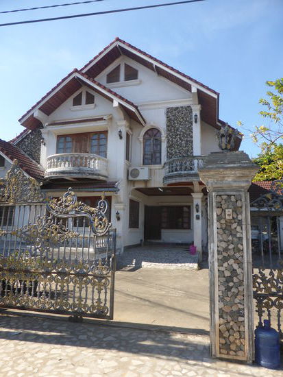 es gibt hier durchaus auch prachtvolle Villen