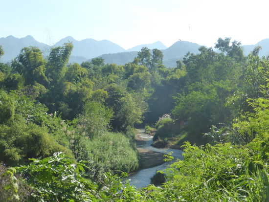 Das Lokal Balcony of Lanith liegt idyllische an einen kleinen Fluß.