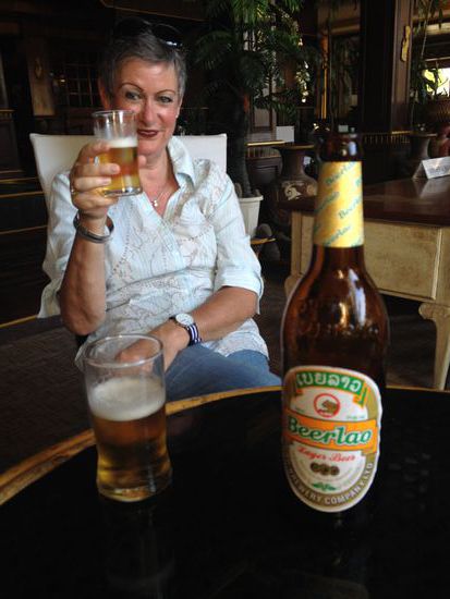 Durstig trinken wir noch eine große Flasche Bier im Hotel, bevor wir zur Besteigung des Mount Phiso abgeholt werden.