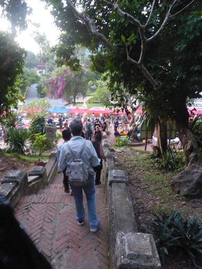 Abstieg als 'Prozession' auf der stadtzugewandten Seite des Mount Phiso