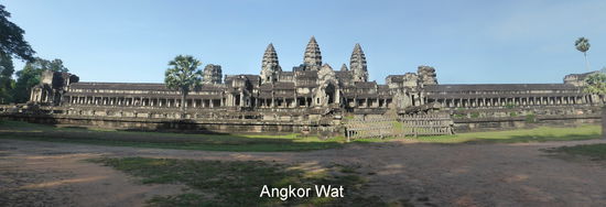 von Osten gesehen - Mauerlänge ca. 250 m - Blick auf drei der fünf goldbraunen Prasats (Türme) des Tempels, die wie gigantische Lotusblumen wirken